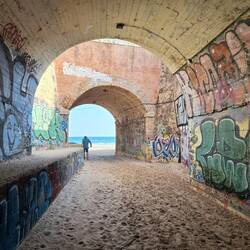 Blick durch die Tunnel aufs Meer