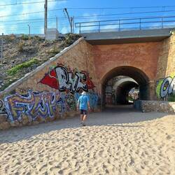 Unter der Bahnlinie geht es in die Urbanisation