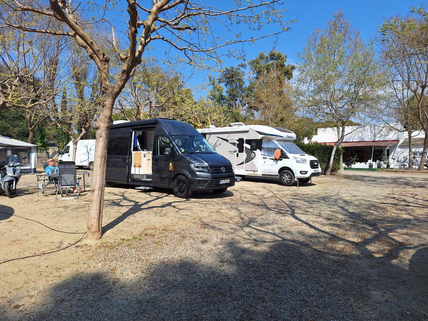 Unser geräumiger Stellplatz in der Sonne 🌞