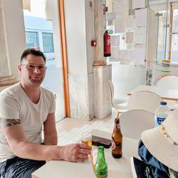 Heerlijk even een biertje na die bizarre tocht