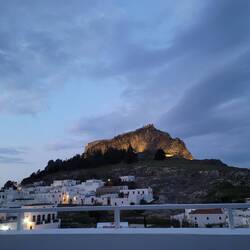 Akropolis bei Dämmerung von der Terrasse. 🤩