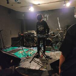 Der junge Noise-Künstler beim Soundcheck. Ging gut ab!!