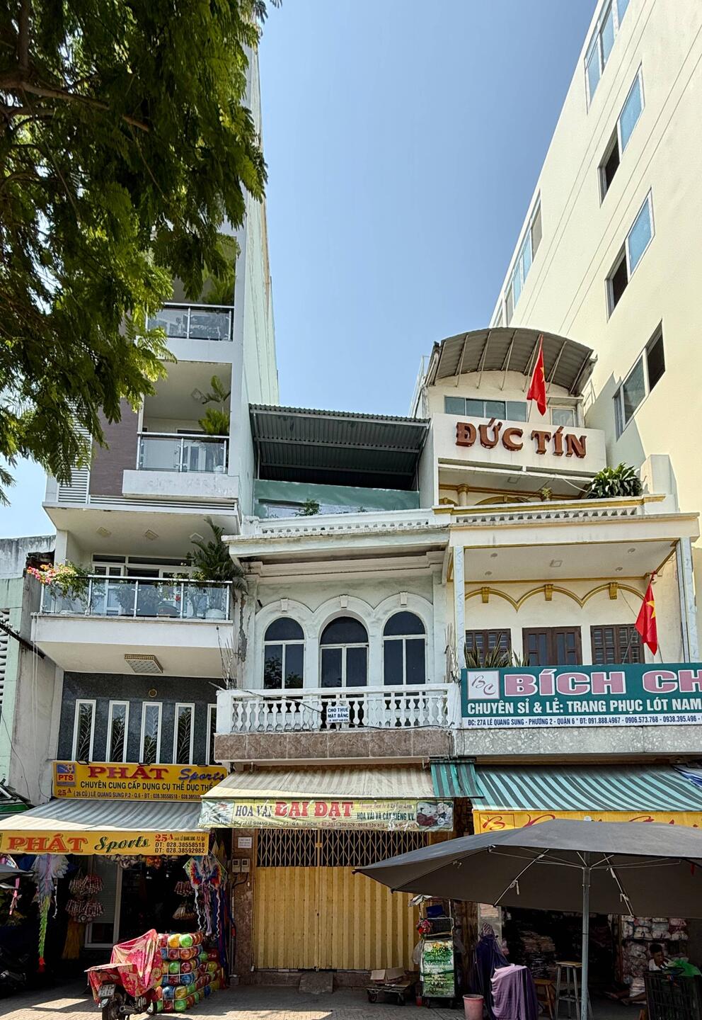 Beispiel der schmalen Häuser... das ist aber überall so (auch auf dem Land!!)