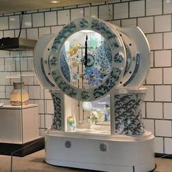 A las :00 y :30 se abre y suena, las figuras y la melodia cambian con la estacion del año