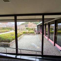 Muy amplio, con patio interior