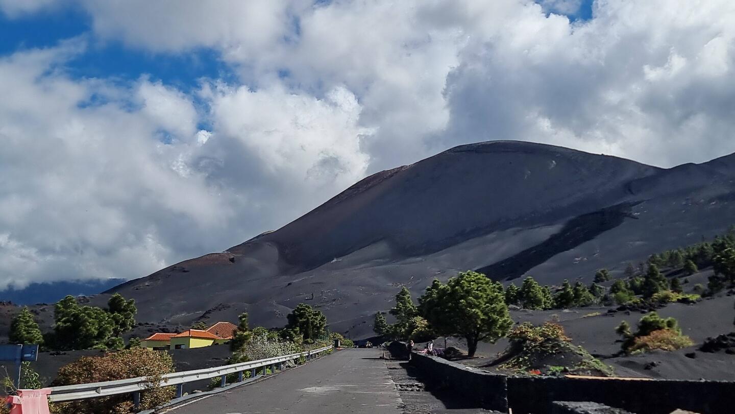 2021 ist die Lava aus Spalten ausgetreten und hat fast 2700 Häuser unter sich begraben.