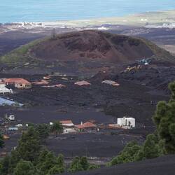 Vor dem Hügel sind die Häuser komplett von Lava umschlossen, man sieht nur noch die Dächer.