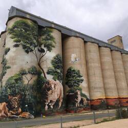.. mit seinem coolen Silo...
