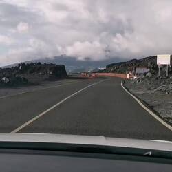 Fahrt durchs Lavafeld auf der wiedererrichteten Straße