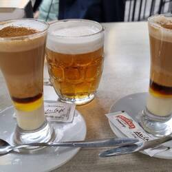 Barraquito, eine Mahlzeit für sich. Unten gesüsste Dickmilch, dann Schnaps und heißer Milchkaffee.😍