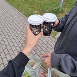 Haben wir uns vom alten Ehepaar abgeschaut, nach dem Einkaufen gibt es einen Snack und Kaffee.
