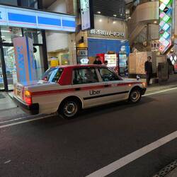 He visto varios coches en esta ciudad "Uber" todos serigrafiados igual