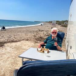Die Felsplatte ist eine ideale Terrasse direkt am Wohnmobil