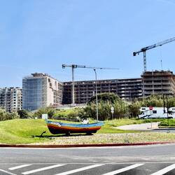 Bei der Gestaltung der vielen Kreisverkehre lässt man sich hier meist etwas einfallen