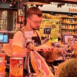 Man kann dem Profi beim Schinkenschneiden zusehen