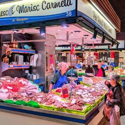 Innen ein großes Lebensmittelangebot: Fleisch, Fisch, Gemüse ...