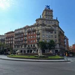 Caixa de Pensions, davor der Brunnen Font de la Centenària