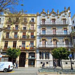Casa Salas Ricomà: kunstvolle Steinfassade, aufwendige Eisenbalkone und markanter Eckturm