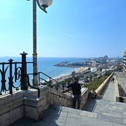 Panoramablick auf den Hafen, den Bahnhof und den Strand Playa del Miracle