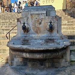 Brunnen am Fuße der Treppen zur Kathedrale von Tarragona (Escales de la Catedral)