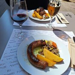 Schweinshaxe + Wurst mit Beilage (hatte Kabeljau bestellt, trotzdem lecker) - Getränk inclusive!