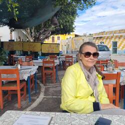 Kerstin wartet auf Kaffee und Kuchen