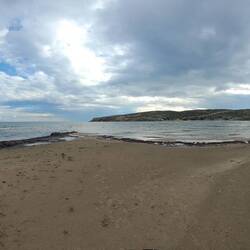 Über der Wolkenlücke treffen sich die "beiden Meere" an der linken Spitze der Insel