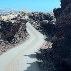 Eingegrabener Strassenabschnitt