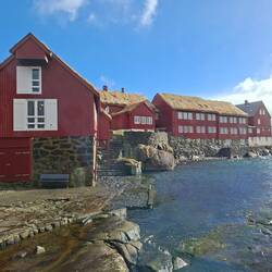 Ces maisons rouges, que vous verrez aussi sur d'autres photos, sont les bâtiments du gouvernement