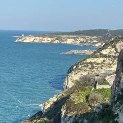 in der Ferne erkennt man die Casa Zaiana, das weiße Gebäude am Felsen