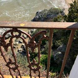 Da ist sie runtergestürzt, ganz unten aufgekommen. 