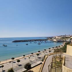 rächti Siite vom Strand in Sines: Böötli