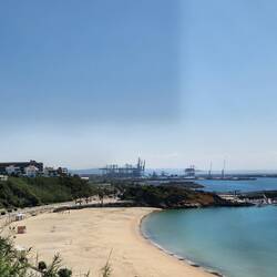 einti Siite Strand in Sines: Industrie (schiins ignöbbis mit Öu)