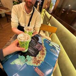 Routenplanung für morgen beim vietnamesischen Starbucks