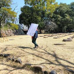 Durante la explicacion se paseaba la mujer con diferentes carteles para que lo verlo todo el publico