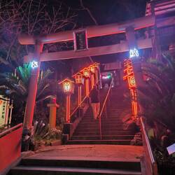 Echando una moneda se iluminaba el camino