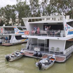 "kleinere" Hausboote.. Das rechts mit 5 Schlafzimmern und Spa