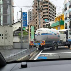 Monton de mini camiones que parecen de jugueteria