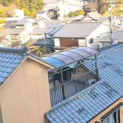 En una de las casas se ve un tendedero comunitario (?) cubierto