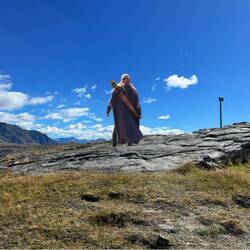 Legolas sucht Aragorn, der die Klippe herunter fiel