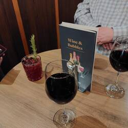 So, wir stoßen auf die Reise an