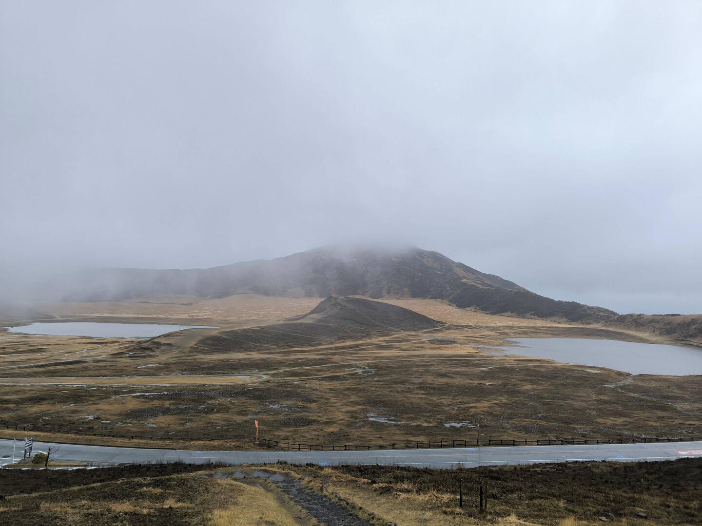 Llovia y hacia niebla, y ain asi habia senderistas