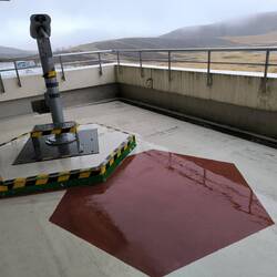 El terremoto del 2016 desplazo los binoculars de 1 tonelada de la pintura roja a donde esta ahora
