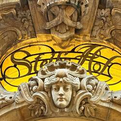 Überall sieht man wunderschöne Verzierungen an den Hausfassaden