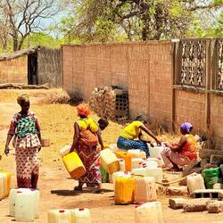 Wasserstelle! Bei uns würde man als erstes auf 5 Liter Behälter umsteigen😉