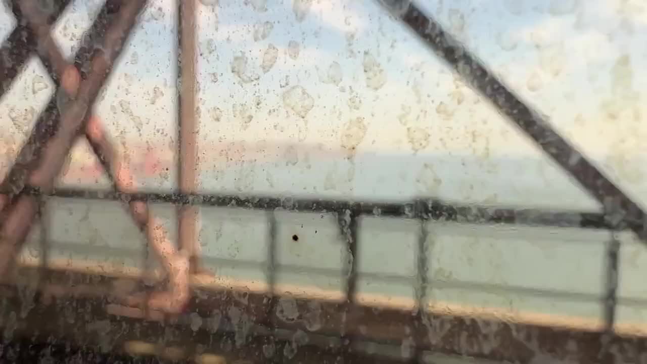 Die Scheiben des Zugs könnten mal eine Wäsche vertragen