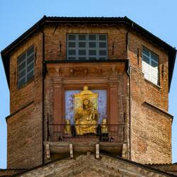 Madonna and the child with the Fiordibelli couple ... on the Duomo tower — Reggio Emilio, Italy.