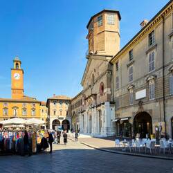 The clock tower and the Duomo ... Piazza Prampolini — Reggio Emilia, Italy