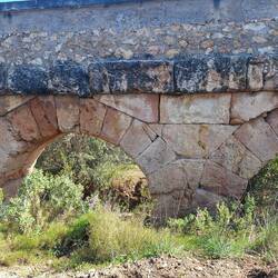 Oberer Teil des Aquäduktes (unten ohne und oben mit Mörtel verbaut)