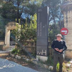 Hier geht es durch den Park zur Teufelsbrücke